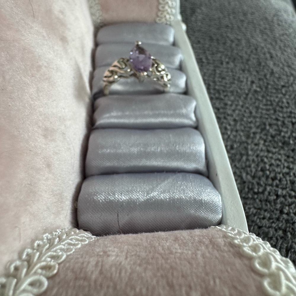 Elegant 925 Sterling Silver and genuine Amethyst heart ring. - Picture 8 of 15